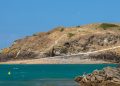Sentier côtier breton longeant des falaises au-dessus d’une mer turquoise