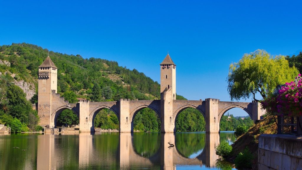 Le pont Valentré à Cahors, ses trois tours et ses arches au-dessus du Lot
