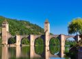Le pont Valentré à Cahors, ses trois tours et ses arches au-dessus du Lot